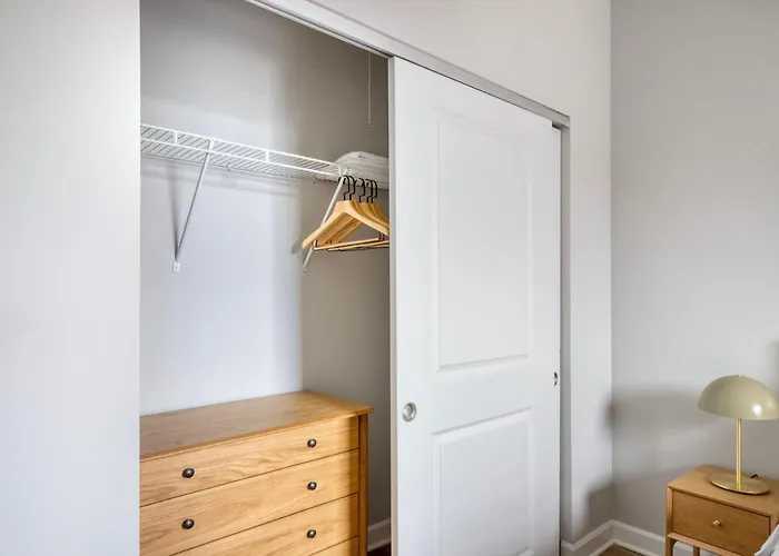 Lakeview 2br W Wd Nr Wrigley Field Chi-944 *